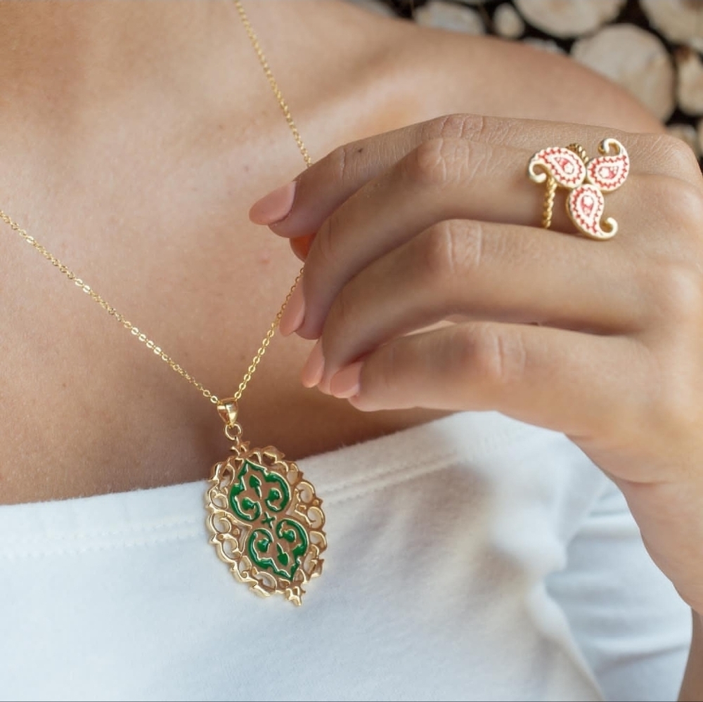 Stainless Steel Elegant Gold & Green Filigree Pendant Necklace ✨ Statement Jewel